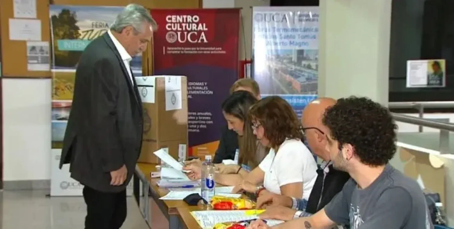 El presidente Alberto Fernández emitió su voto este domingo alrededor de las 9.30.