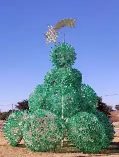 Vecinos de Quequén han armado arbolitos de Navidad