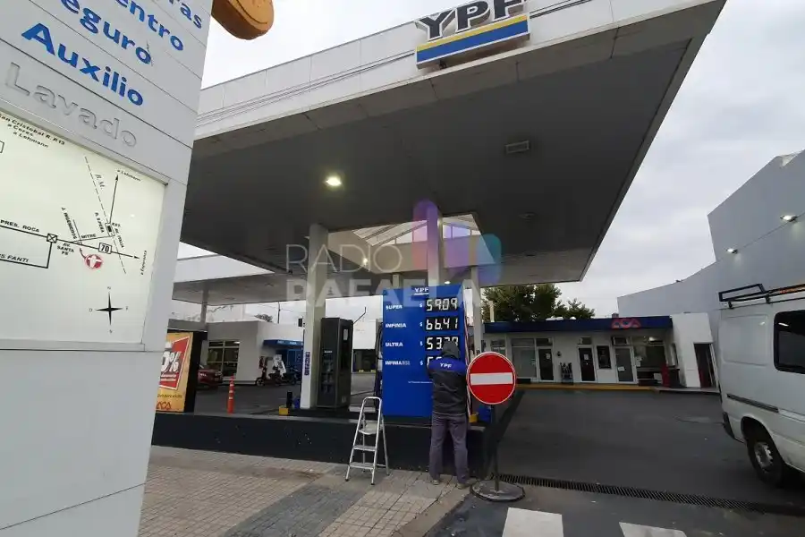 Aumentó la nafta: YPF incrementó este domingo 4% los combustibles