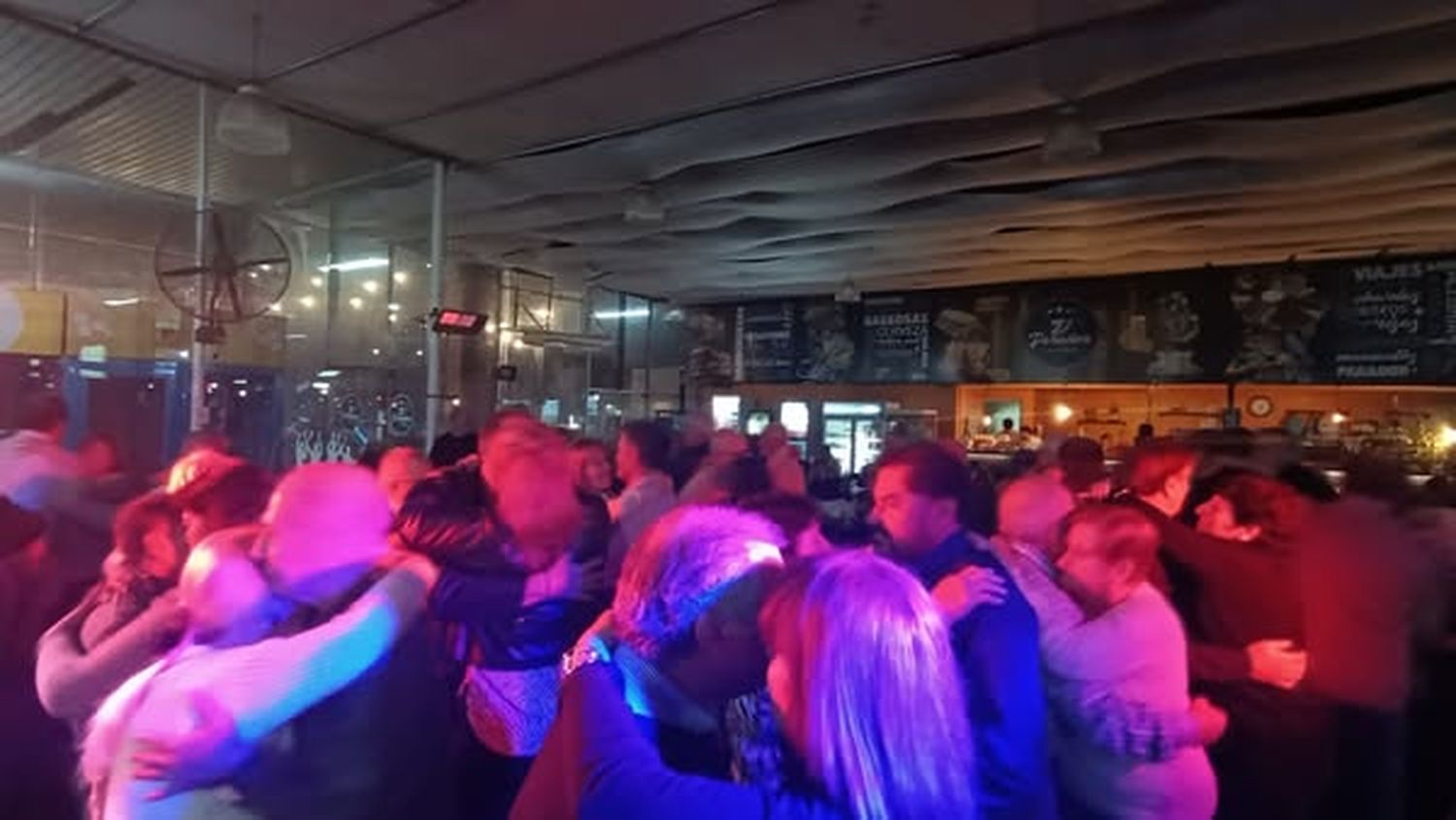 Comenzaron a organizar fiestas en la terminal de micros de Pergamino y estalló una insólita polémica entre los pasajeros