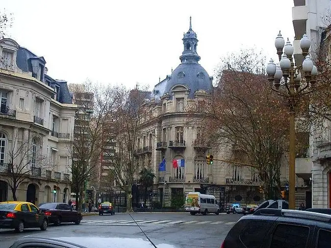 La granada estaba entre los materiales de construcción.