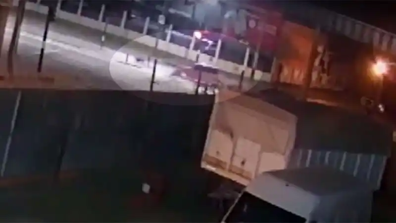 Cruzó en rojo, chocó a un motociclista y huyó en contramano