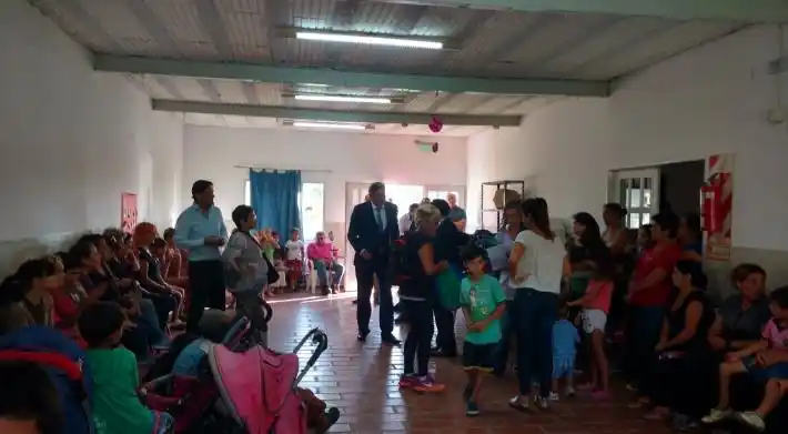 El Frente Renovador entregó mochilas y útiles escolares en varias escuelas