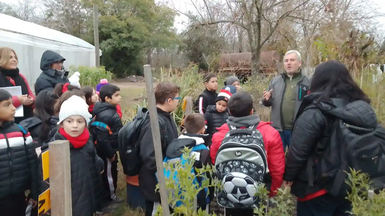 El Instituto José María Bértora visitó el Vivero Municipal y los alumnos plantaron árboles