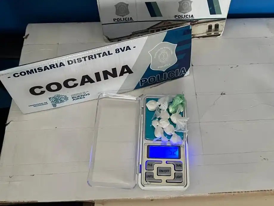 La mujer de 29 años fue sosprendida con los envoltorios en su ropa interior.