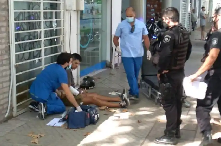 Robo y persecución en Rosario: balearon a un joven para llevarse la moto