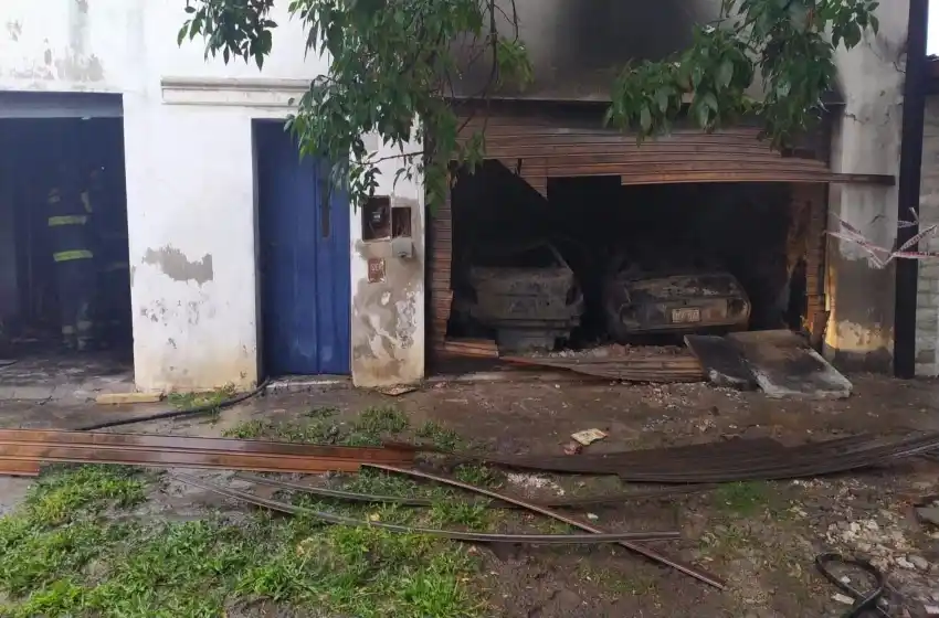 Se prendieron fuego tres autos en una cochera de barrio Azcuénaga: para el dueño, «pudo ser un atentado»