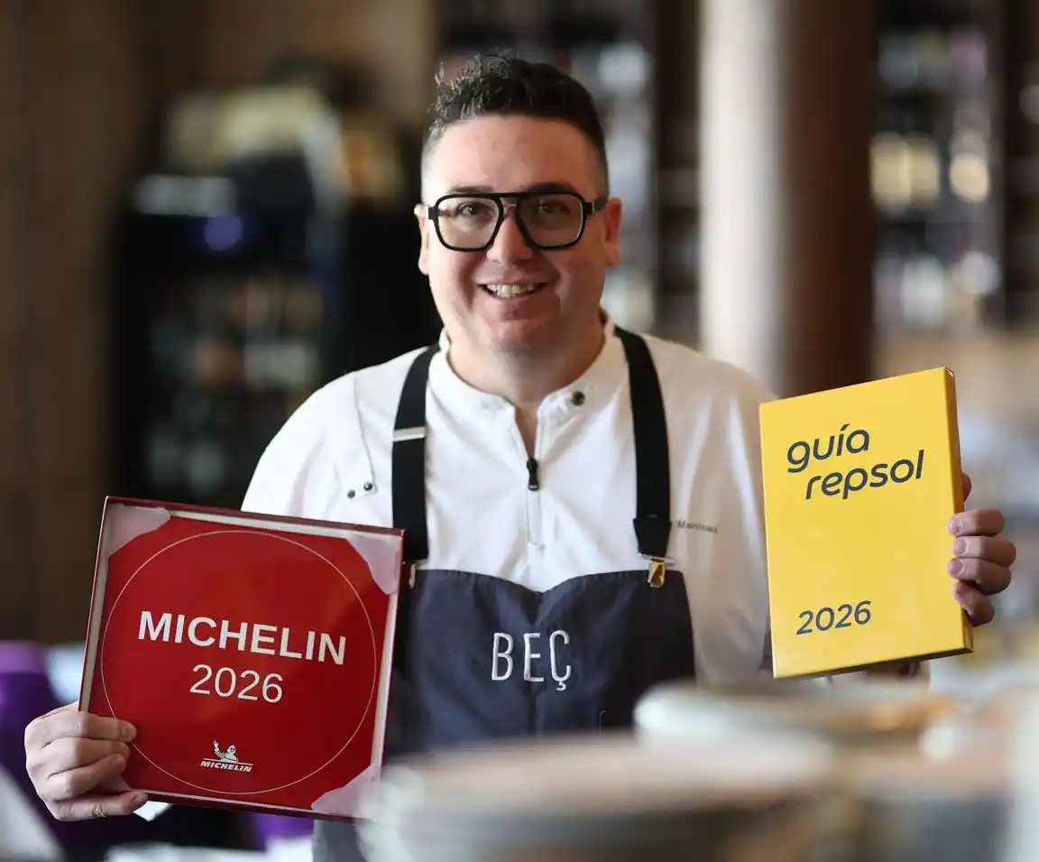 Dos de las guía en las que figuran sus restaurantes