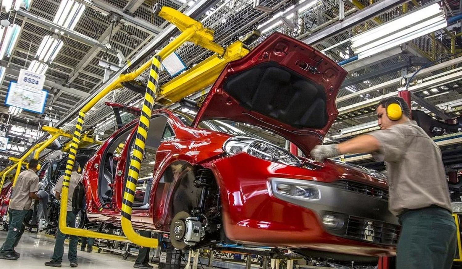 La producción de automóviles cayó un 40 % frente a junio del 2023