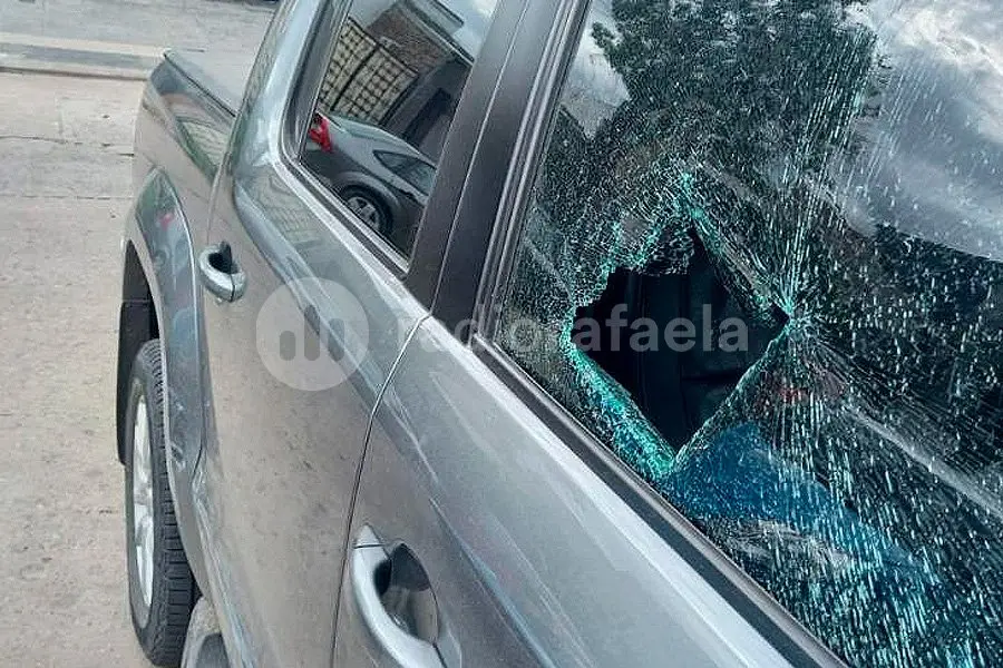 Un menor de edad le “reventó” el vidrio a un automóvil: ¿pretendía robar?