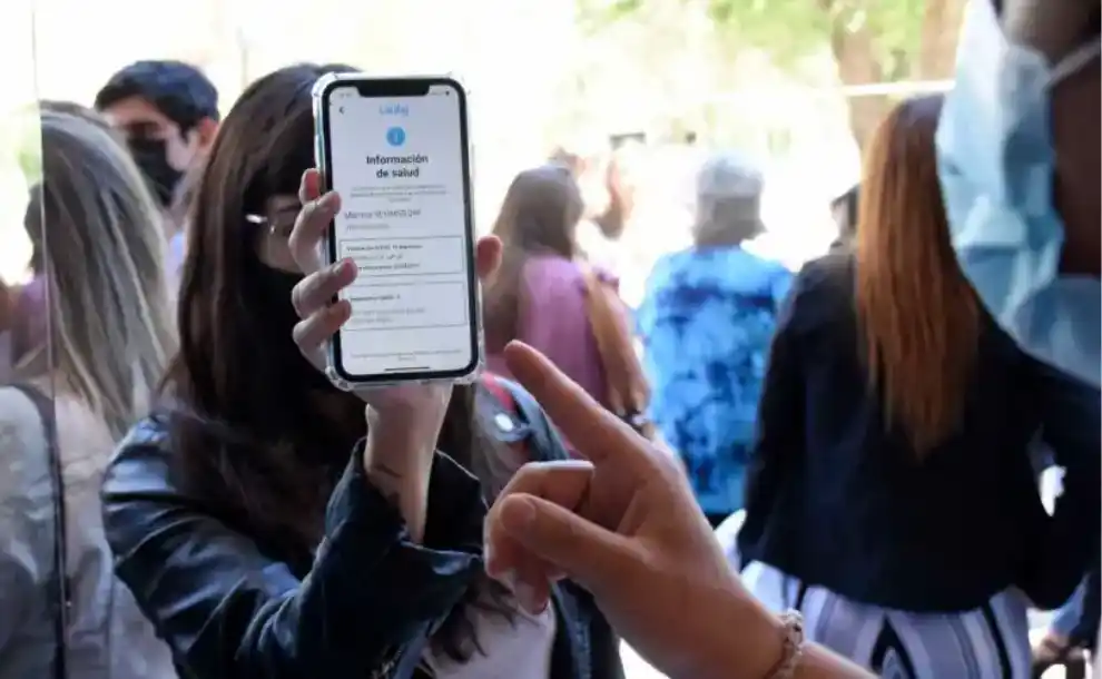 Pase sanitario: autorizan a personas con una dosis, siempre que estén dentro del plazo de espera