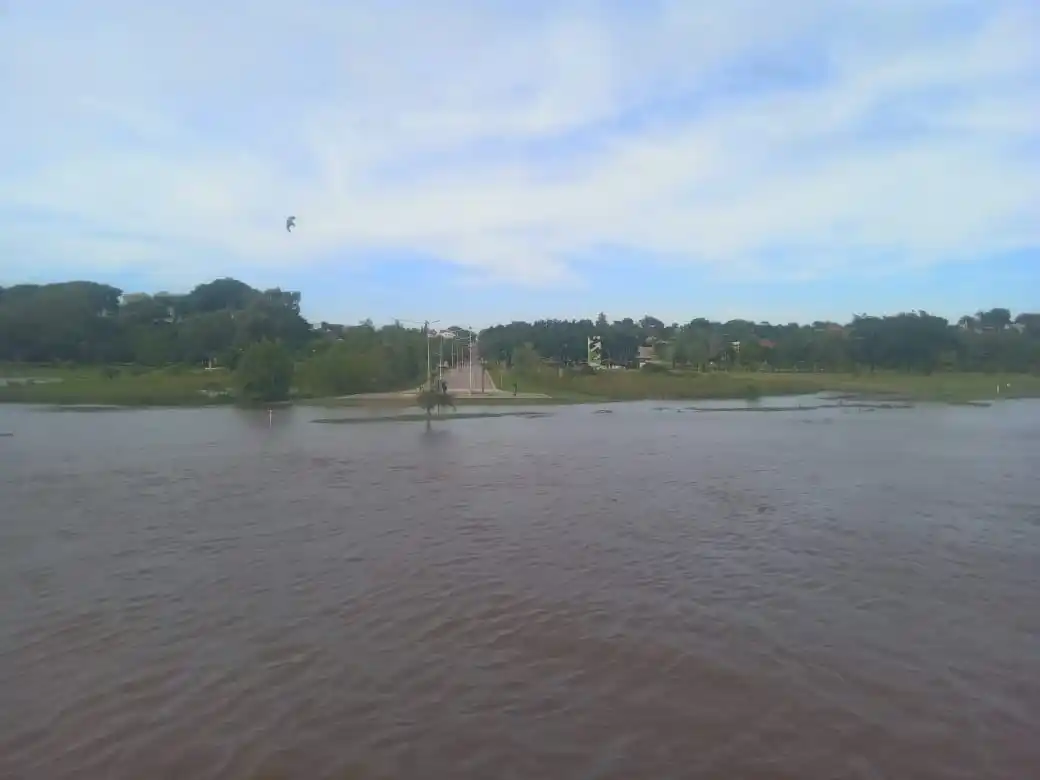 Creciente paseo públicio desde el río