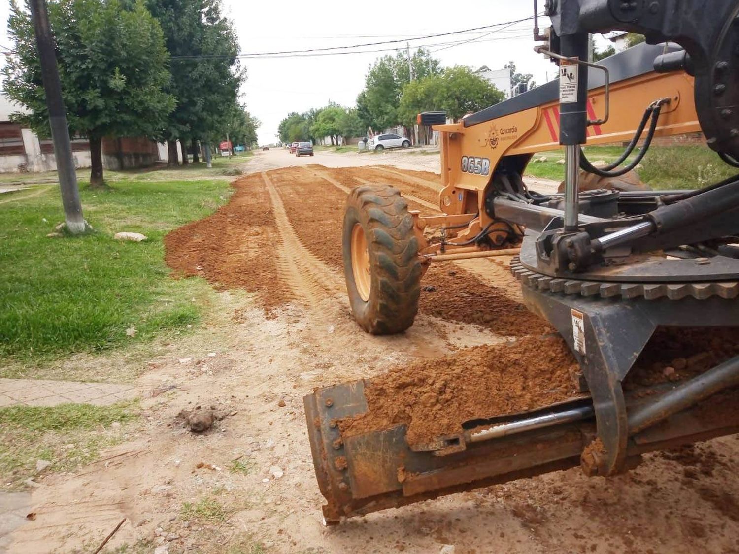 Enripiado y mantenimiento de calles sin pavimentar en distintos barrios de Concordia