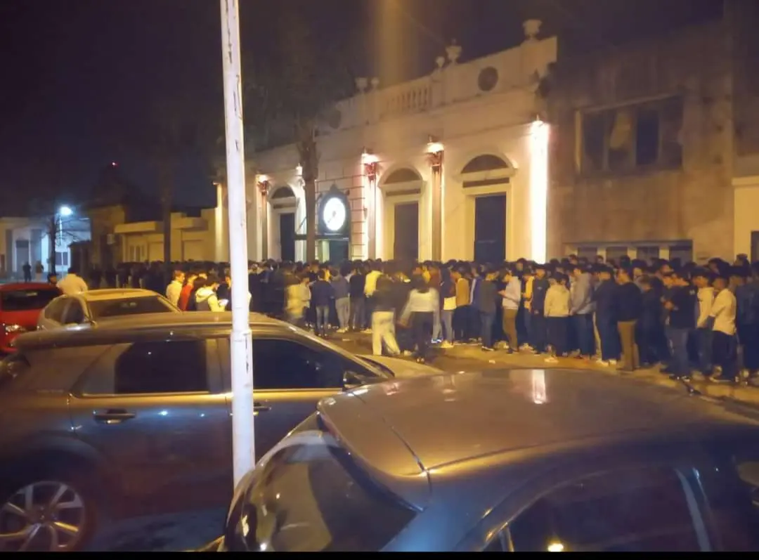 Reapertura de boliches: colas de hasta una cuadra para poder ingresar