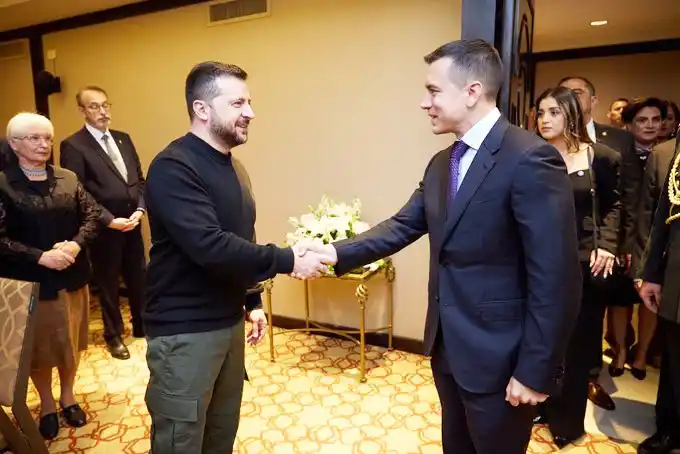 Zelenski se reunió con Peña en Buenos Aires, llamó a Macron y les agradeció su apoyo