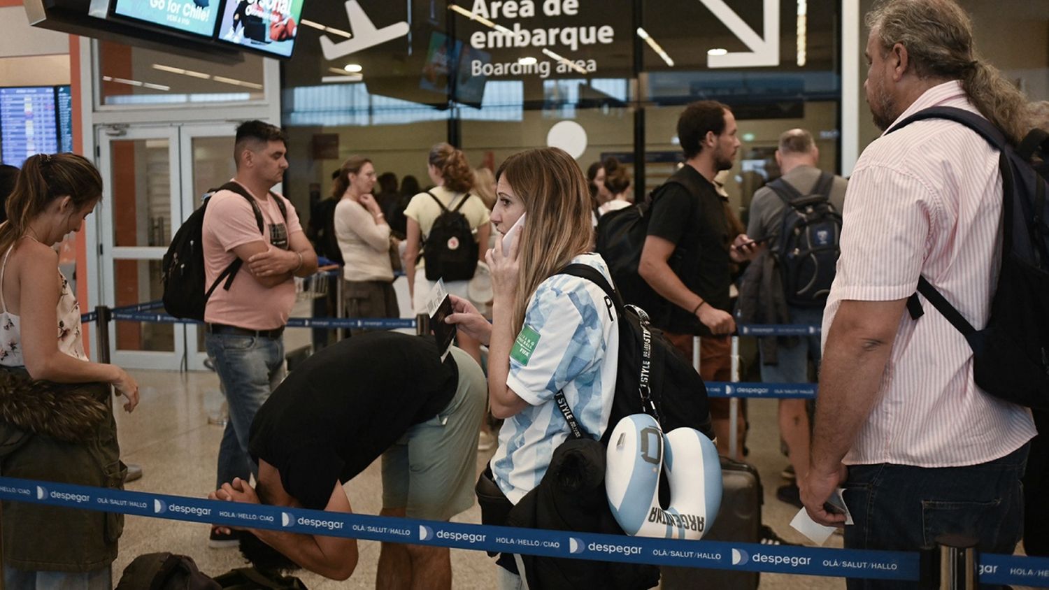 Hinchas argentinos colmaron el avión que partió a Qatar para alentar a la Selección