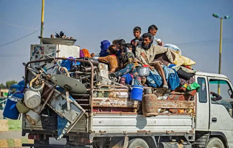 Turquía bombardeó ciudades sirias de la frontera y cien mil civiles se desplazaron