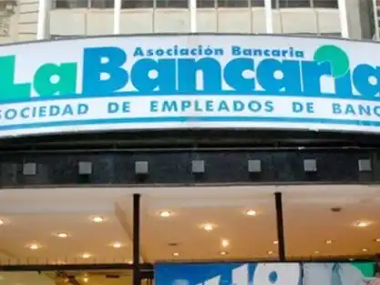 El gremio bancario acordó un nuevo aumento y el salario inicial roza los $2 millones