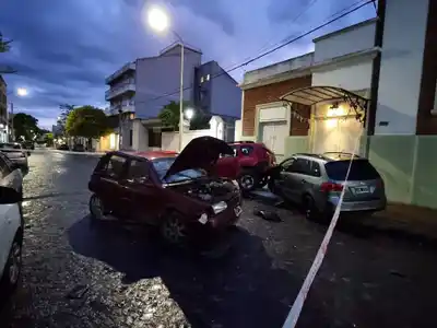 Los autos colisionaron en la puerta del Salón Danés.
