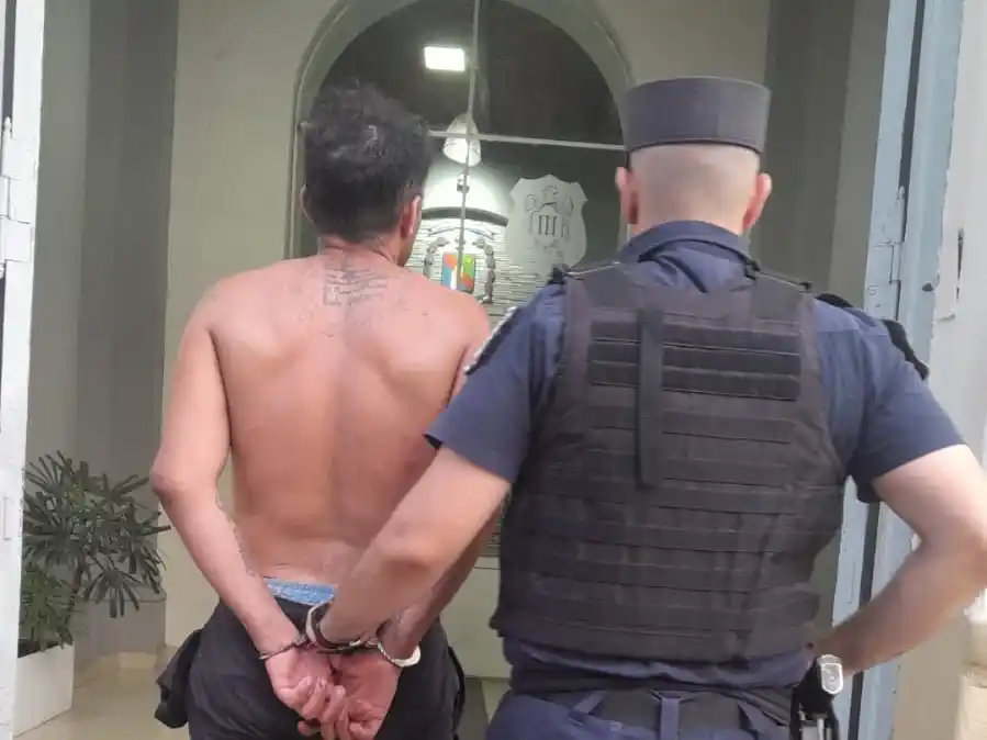 Golpeó a su novia en plena calle y fue detenido gracias al aviso de vecinos