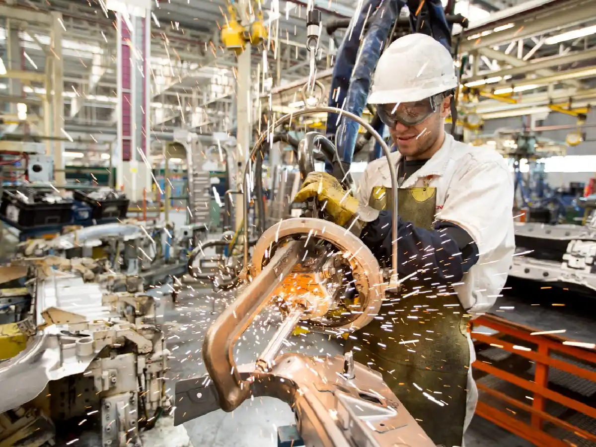 La industria creció en noviembre un 1,4% y la construcción cayó un 1,5%