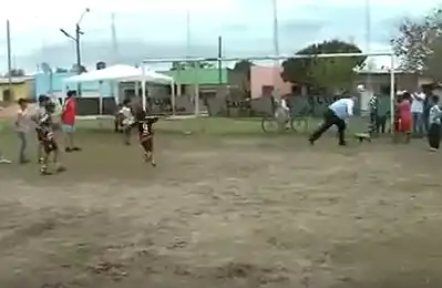 ¡Gobernador al piso! El blooper de Colombi cuando atajaba un penal 