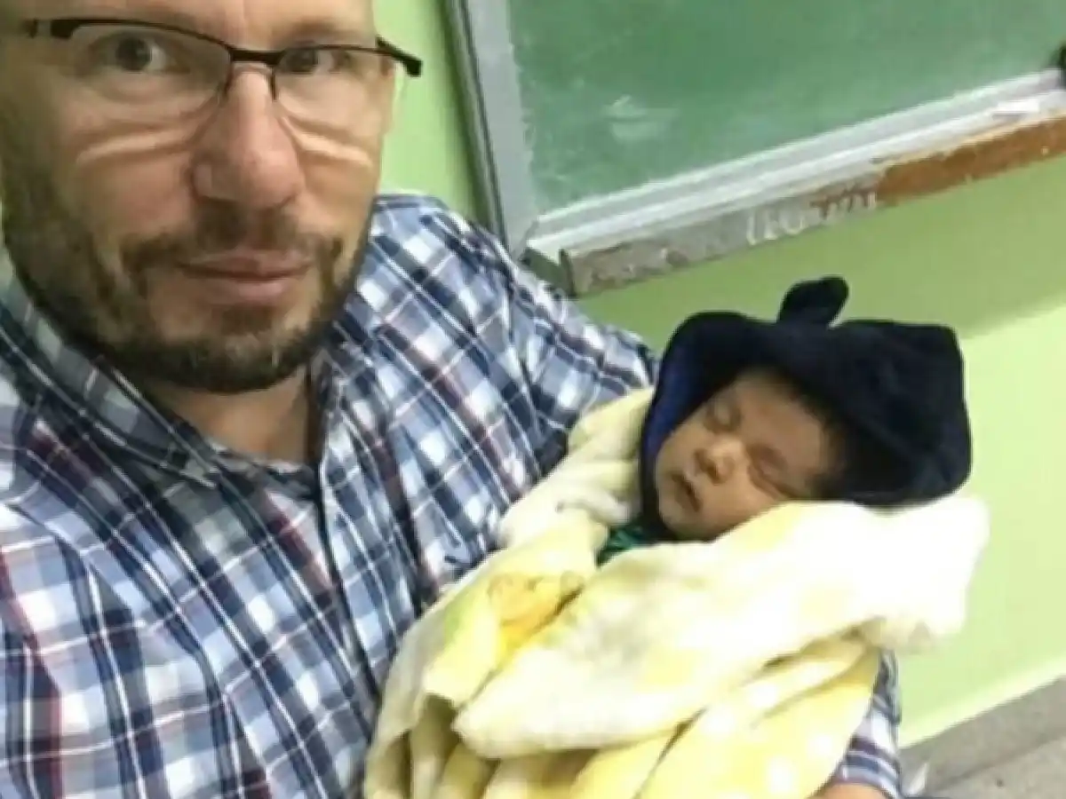 Acunó al bebé de una alumna para que ella hiciera las tareas