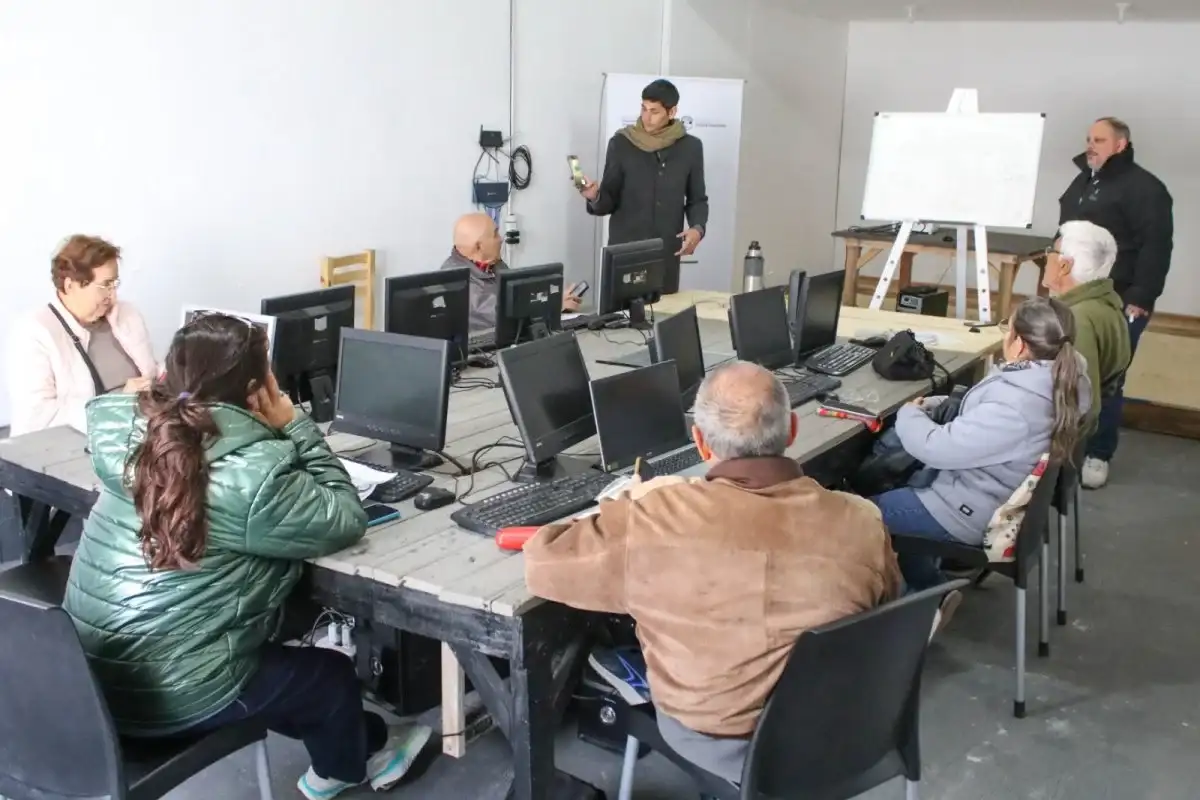 El Centro 3 de Febrero abrió sus puertas con capacitaciones digitales gratuitas para todas las edades