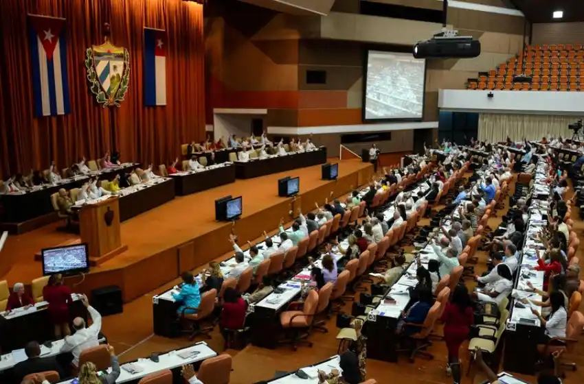 Cuba elimina la palabra "comunismo" de su nueva Constitución