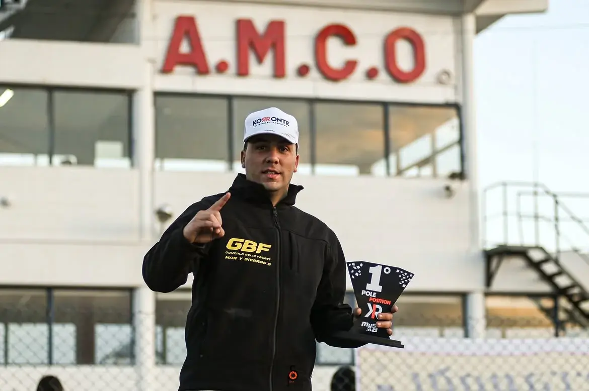 El tresarroyense Gonzalo Belio Fauret con su premio tras ganar la pole en Mar y Sierras B (Prensa Mayores del Sudeste - SSP Fotografía)