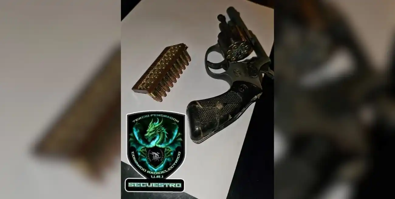 El revólver y las balas que llevaba el sospechoso. Foto: El Litoral