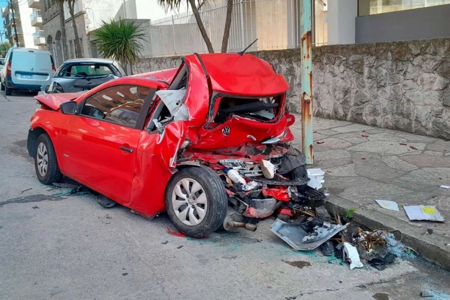 Es menor de edad, manejaba borracha, destrozó cuatro autos estacionados y dejó un papel con su teléfono