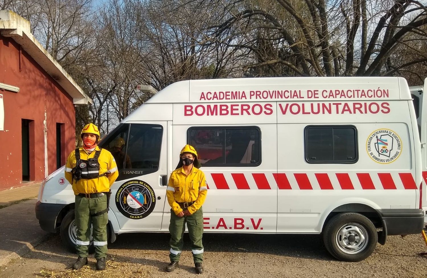 Dos bomberos de Gualeguaychú combaten el fuego en las islas del Paraná