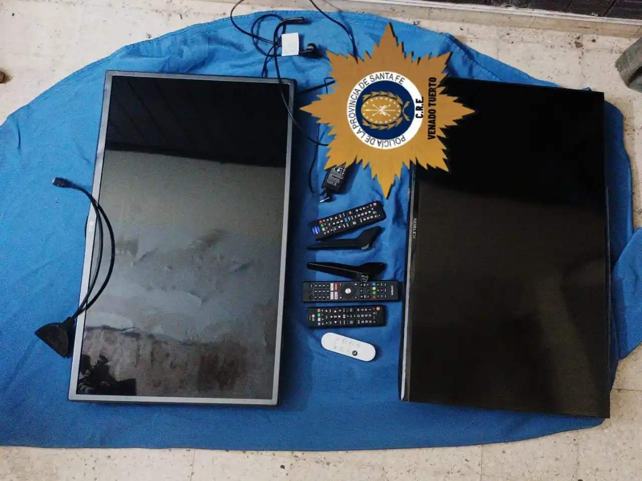 Los equipos secuestrados por la Policía estaban envueltos en una tela.