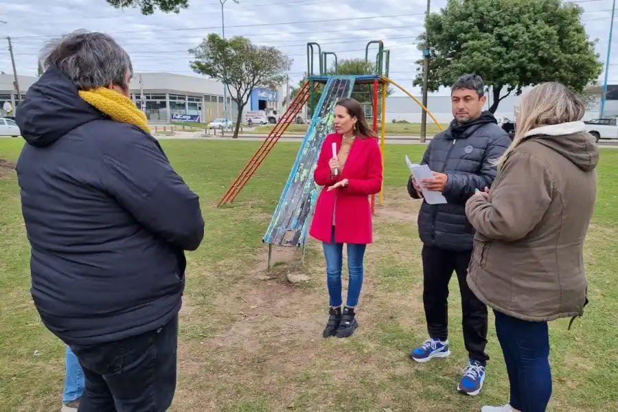 La secretaria de Ambiente y Movilidad, María Paz Caruso,  con representantes vecinales