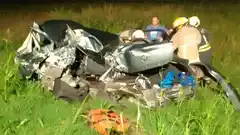 Un auto quedó destrozado al ser chocado de atrás por un colectivo