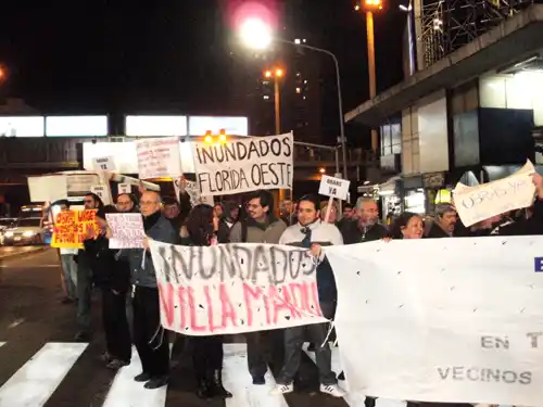 Debate entre vecinos y políticos por las inundaciones en Vicente López
