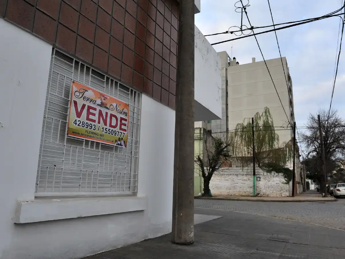 Efecto devaluación: cayeron los pedidos de créditos  en UVA y la venta de materiales para construir