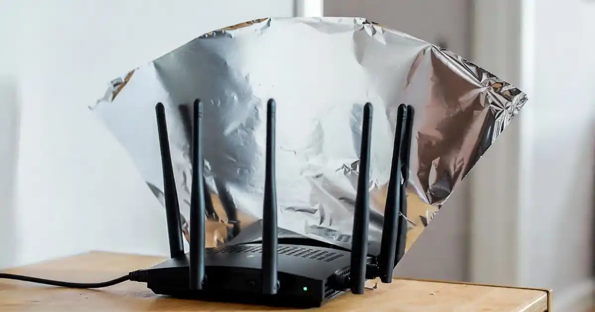 El papel aluminio redirecciona las ondas del router.