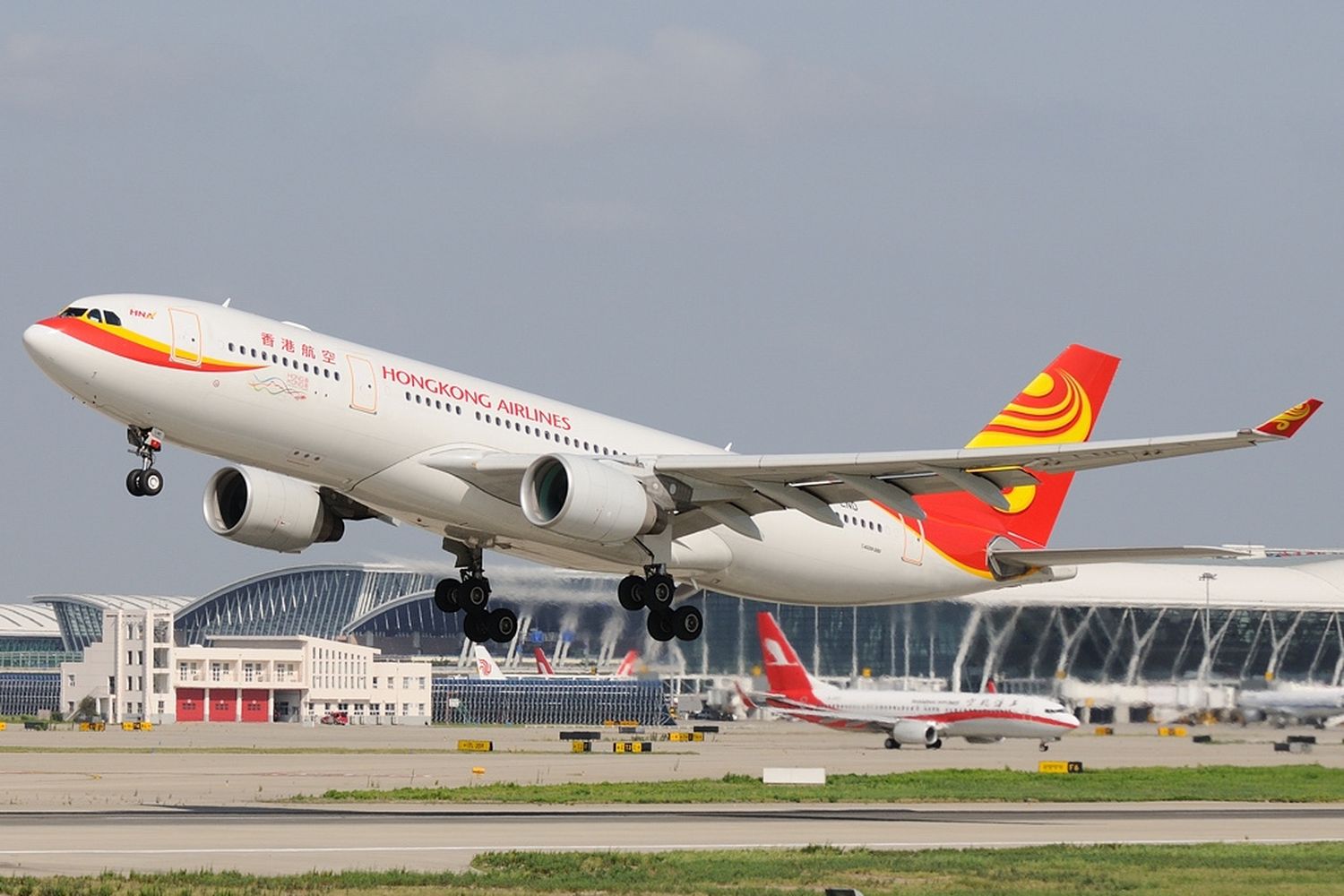 Se incendió un cargamento de teléfonos celulares en el aeropuerto de Hong Kong