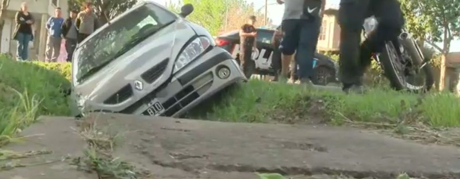 Un auto chocó contra una moto y terminó incrustado en una zanja en la zona noroeste