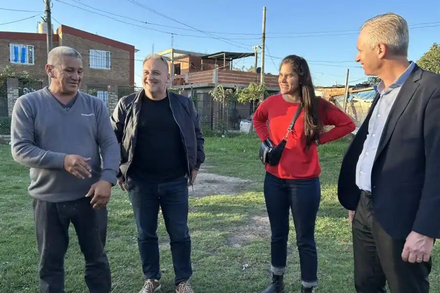 Rabbia y Lewandowski visitaron el Club Los Pumas tras aportar materiales para construir un paredón contra balaceras