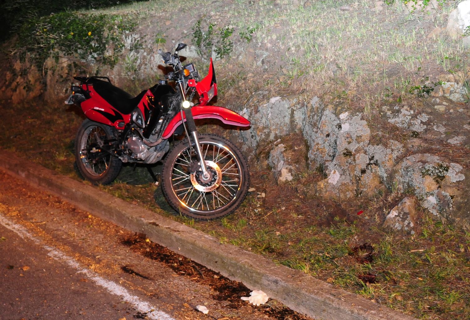 Graves lesiones sufrió un motociclista en el Parque Independencia cuando circulaba sin casco