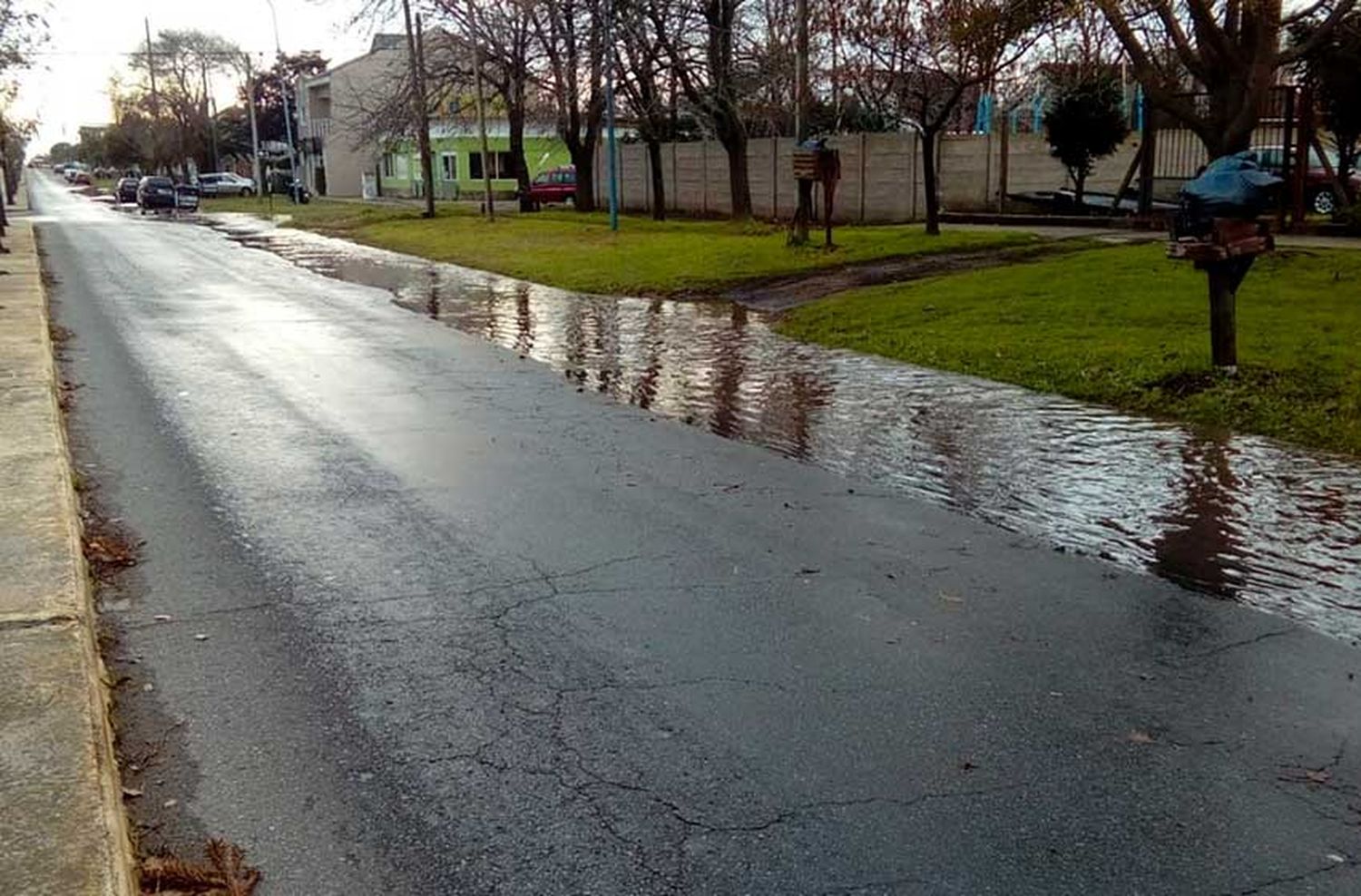 Se rompió un caño y se inundó parte de la avenida Tejedor