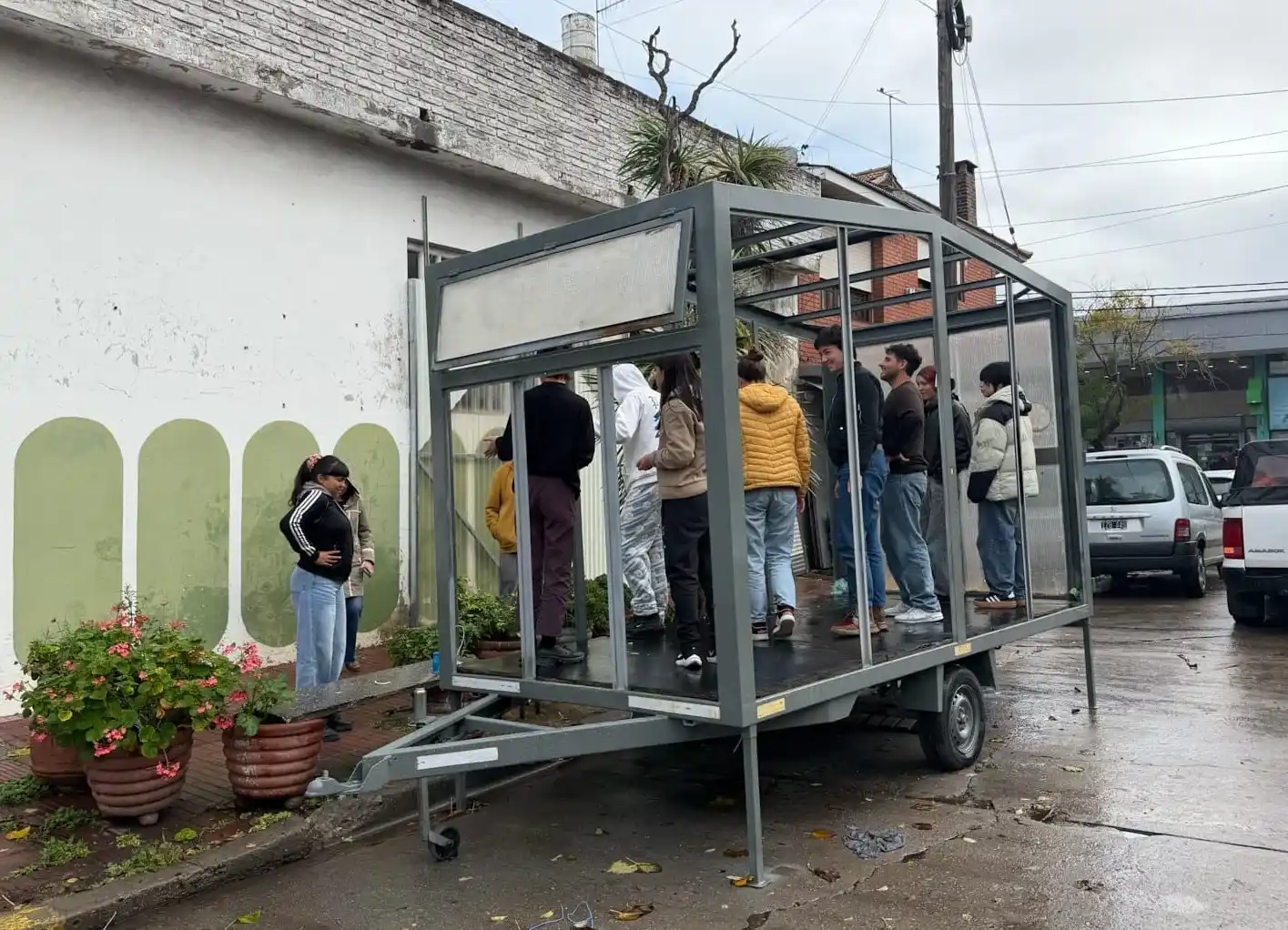 El dispositivo central consiste en una estructura de hierro con paredes de policarbonato translúcido, diseñada por espacios autogestivos de la ciudad para funcionar como laboratorio itinerante.