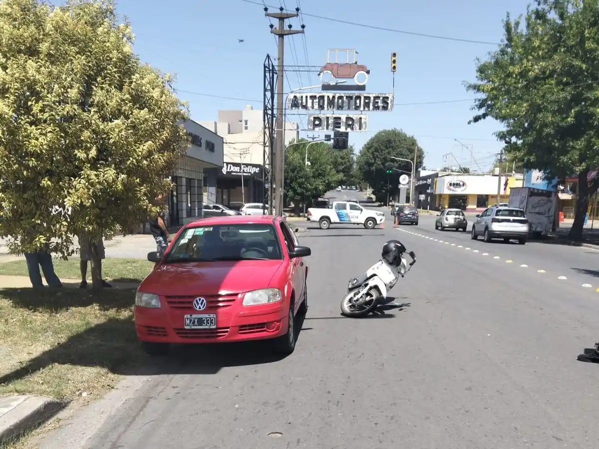 Un motociclista fue hospitalizado tras un choque en avenida Del Valle