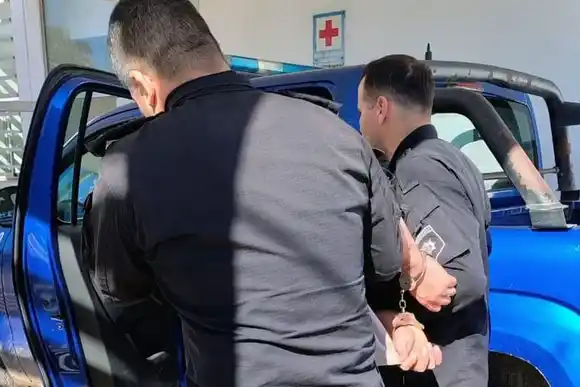 Saltó un tapial, rompió una alarma e intentó robar alcohol y joyas: no lo logró y quedó con prisión preventiva