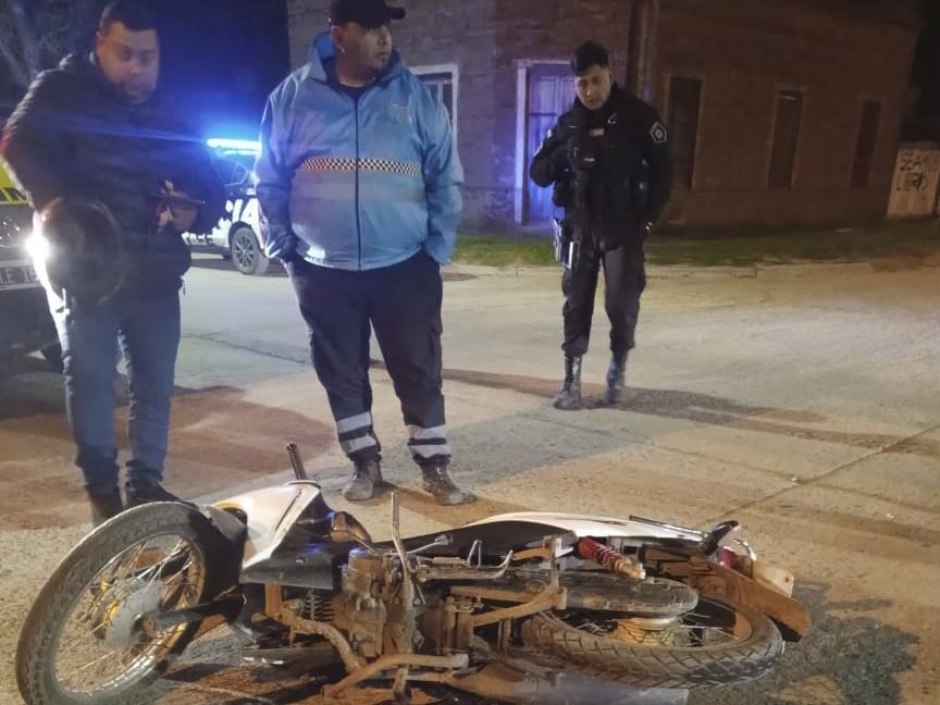 La moto, único vehículo que quedó en el lugar del hecho.