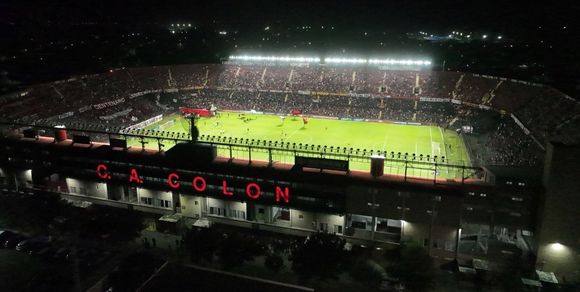 Violencia insólita en la tribuna: un niño resultó herido por una butaca en Colón