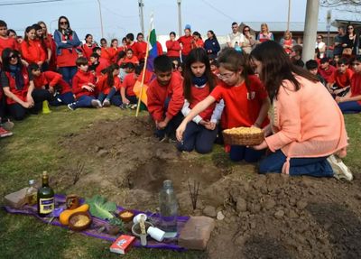 Villa Cañás: celebración del Día de la Pachamama en la plaza del barrio 4 Hectáreas